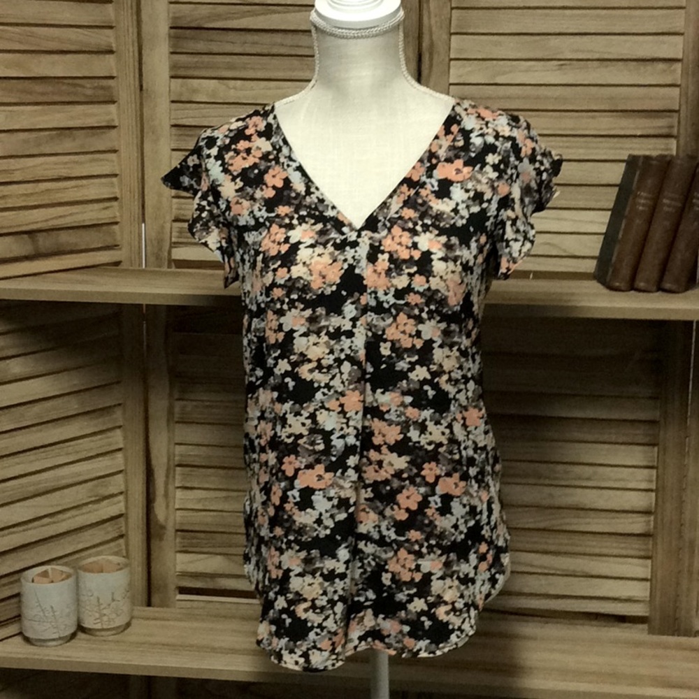 Women's frilly short sleeve flowered blouse Medium